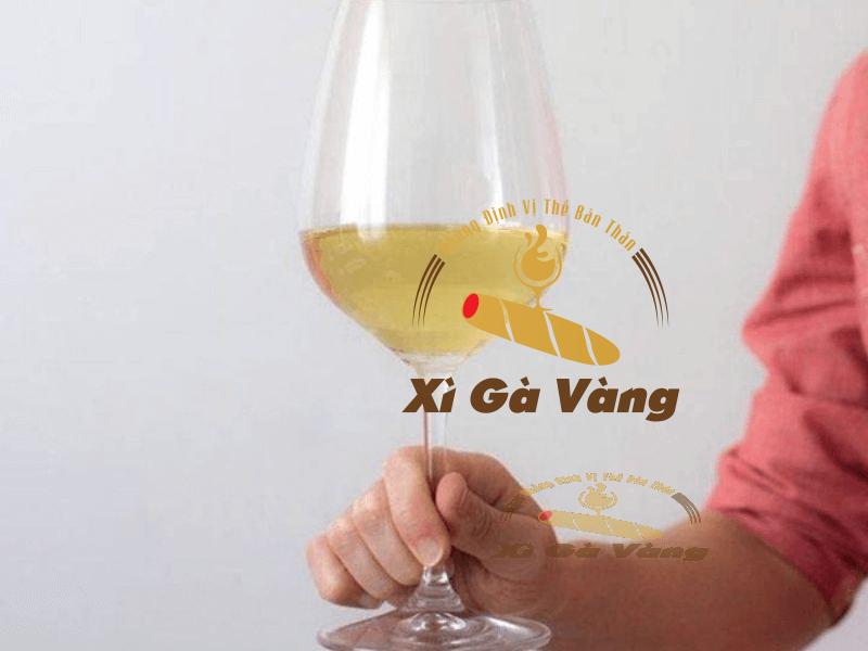 Dùng ngón trỏ và ngón cái để giữ chặt thân ly rượu vang